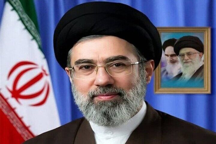 قائد الثورة: العدوّ يسعى إلى تأجيج الخلافات الاجتماعية في المجتمع الإيراني لتعويض هزائمه في الميدان