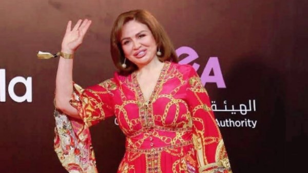 بفستان فوشيا .. إلهام شاهين تتألق في العرض الخاص لفيلم 7DOGS