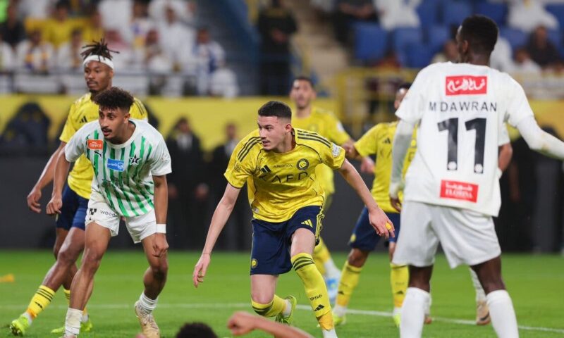 الحمدان ثالث لاعب يفوز بالدوري مع الهلال والنصر