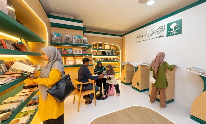 بالصور .. إقبال واسع على جناح المملكة بمعرض كوالالمبور للكتاب