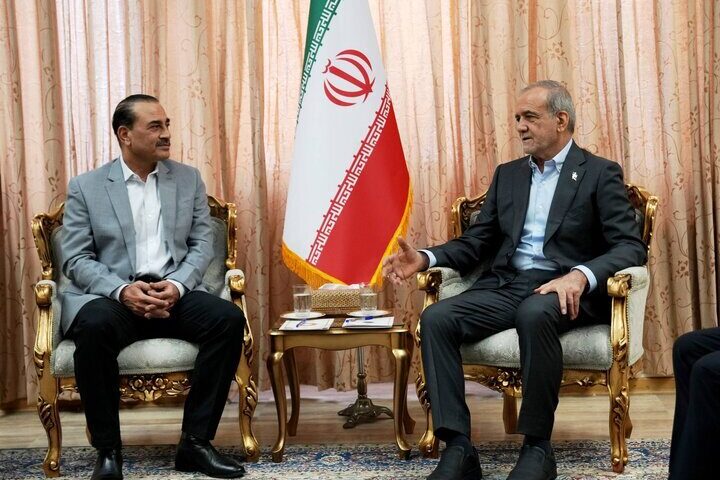 الرئيس الايراني يستقبل قائد الجيش الباكستاني
