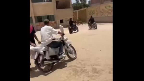 سباق موتوسيكلات في فناء مدرسة بالقليوبية.. وتحرك عاجل من التعليم| ماذا حدث؟