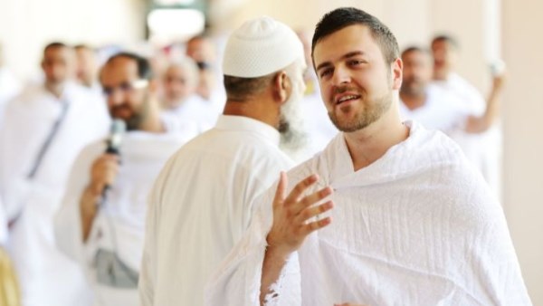حكم أخذ المحرم شيئًا من شعره أو أظفاره ناسيا.. الأزهر يوضح