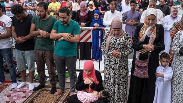 قبل صلاة العيد.. الأزهر للفتوى يحذر من وقوف النساء إلى جانب الرجال