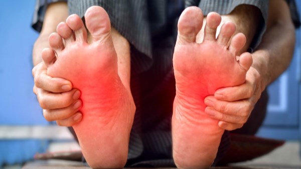لا تتجاهلها أبدا.. سخونة القدمين المفاجأة علامة على مشكلة خطيرة في الأعصاب