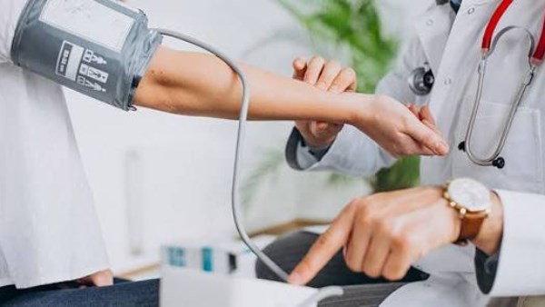 أسباب ارتفاع الكوليسترول مضاعفاته الخطيرة.. وأفضل طرق علاجه