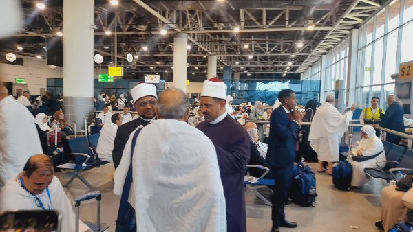 قبل سفرهم للأراضي المقدسة.. توعية حجاج بيت الله الحرام في مطار القاهرة