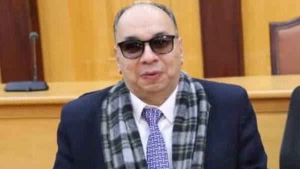 جامعة الأزهر تهنئ عصام رمضان لحصوله على وسام التميز من اتحاد مؤسسات أفريقيا