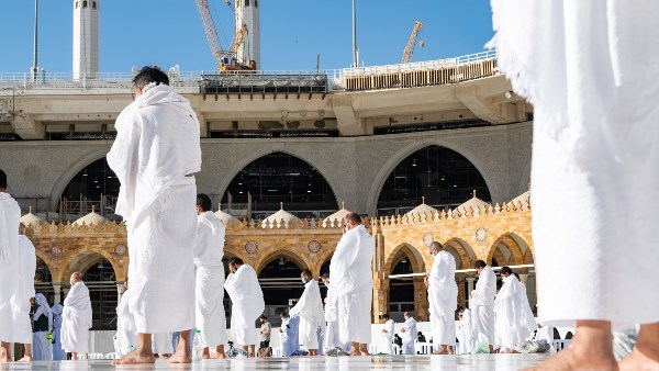 هل قتل الصرصار أثناء الإحرام عليه فدية؟.. أمين الفتوى يجيب