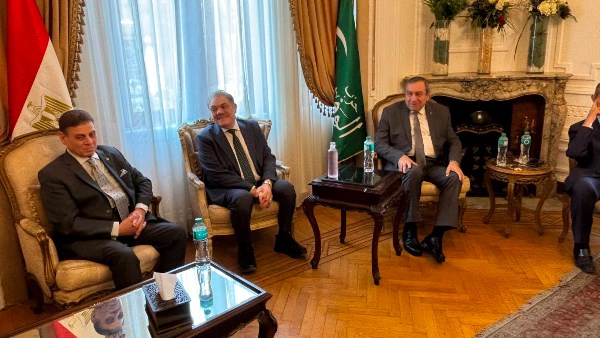 انطلاق ندوة رومانسية وطن بحضور البدوى وعصام شرف رئيس الوزراء الأسبق  فى الوفد