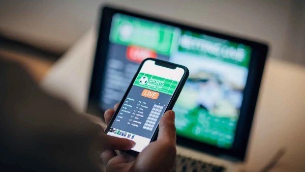 بعد ظهورها في الملاعب| اتهامات بتحويل الرياضة إلى بوابة للمقامرة الإلكترونية..وتحركات لحظر إعلاناتها
