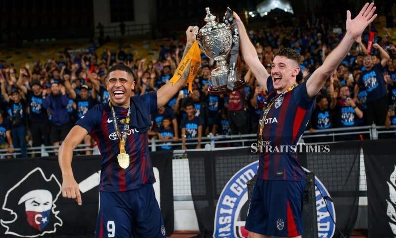 Unprecedented quadruple not enough for Munoz