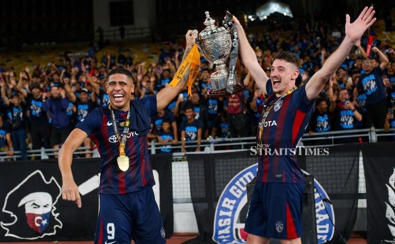 Unprecedented quadruple not enough for Munoz
