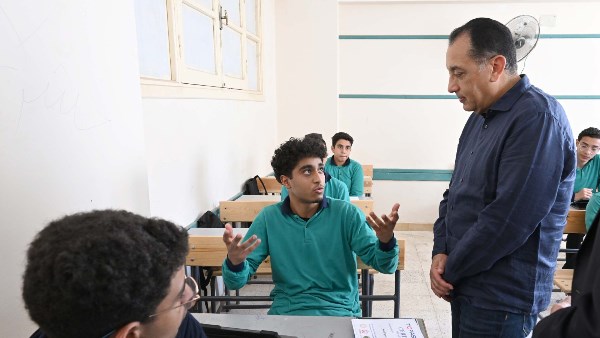 مدبولي لطالبات مدرسة ببولاق الدكرور:” إيه رأيكم في المنصة ومتخفوش من الوزير