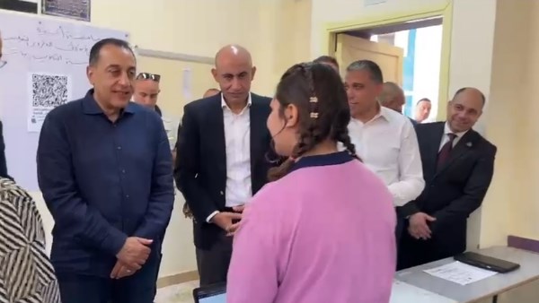 إية الشطارة دي ..طالبة تشرح لرئيس الوزراء تصميمها لموقع الكتروني