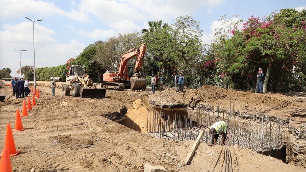 محافظ القاهرة يتفقد مشروع تطوير البنية التحتية بخط مياه 1500 مم