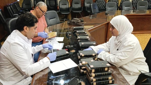 دار الكتب تبدأ مرحلة فحص وتصنيف محتويات “مكتبة البلدية بدمنهور” قبل ترميمها