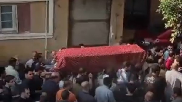 وسط بكاء وصراخ السيدات .. أهالي المنوفية يودعون شاب توفى بعد حريق محله