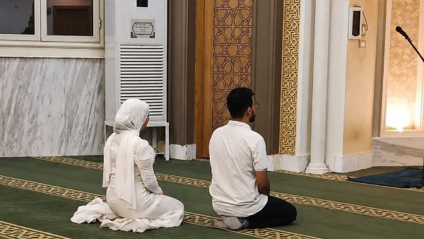ركعتان وتبرّع بدلاً من حفل الزفاف.. مشهد لعروسين داخل مسجد بالمنيا يهز السوشيال ميديا | تفاصيل