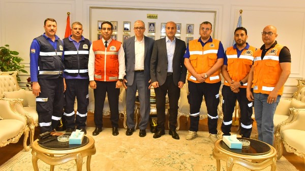 نزل إلى الموت ليعيد الضحية حيًا.. قصة بطولية لمسعف أنقذ عاملًا  سقط في بئر صرف صحي بأسيوط