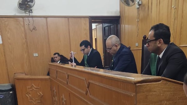 طمع في الذهب .. إحالة ربة منزل للمفتي بعد قتل طفلة ودفنها بمنزلها