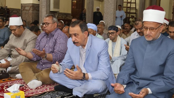 محافظ سوهاج يؤدي صلاة الجمعة بمسجد العارف بالله .. صور