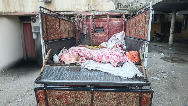 مطاردة في شوارع سوهاج تنتهي بضبط 343 كيلو لحوم مريضة بأختام مزورة قبل بيعها للمواطنين