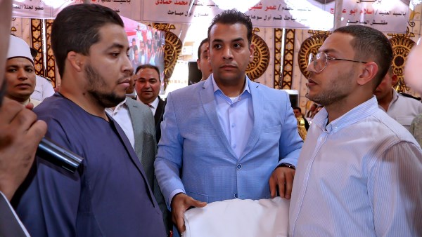 محافظ سوهاج يشهد صلحا بين عائلتين