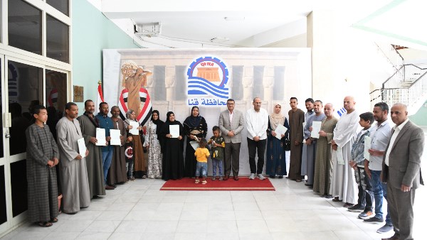 تسهيل الإجراءات للجادين..محافظ قنا يسلم 11عقد تقنين لواضعى اليد
