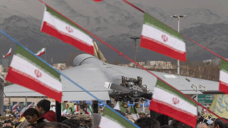 “CNN” عن الاستخبارات الأمريكية: إيران تعيد بناء قاعدتها الصناعية العسكرية بسرعة وتنتج مسيرات بالفعل