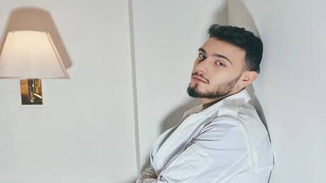 الشامي يُحوّل دموع طفل سوري إلى بيت وأمل: “لن يأتي العيد إلا وأنت في منزل يليق بك” (فيديو)