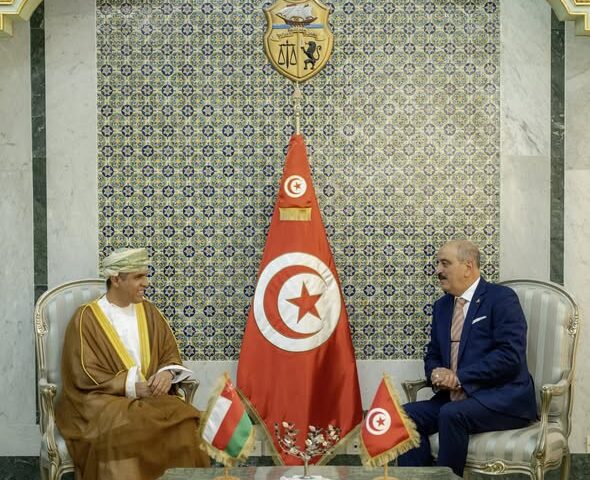 وزير الخارجية يلتقي سفير سلطنة عمان بتونس