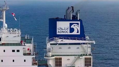 “بلومبرغ”: سفن الإمارات تلجأ إلى “العبور المظلم” لمضيق هرمز (فيديو)