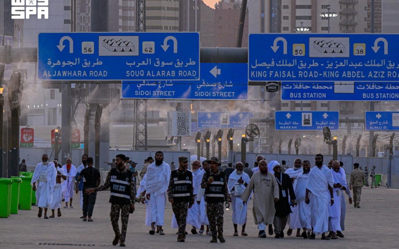 الحجاج يتوافدون على مشعر منى لقضاء يوم التروية