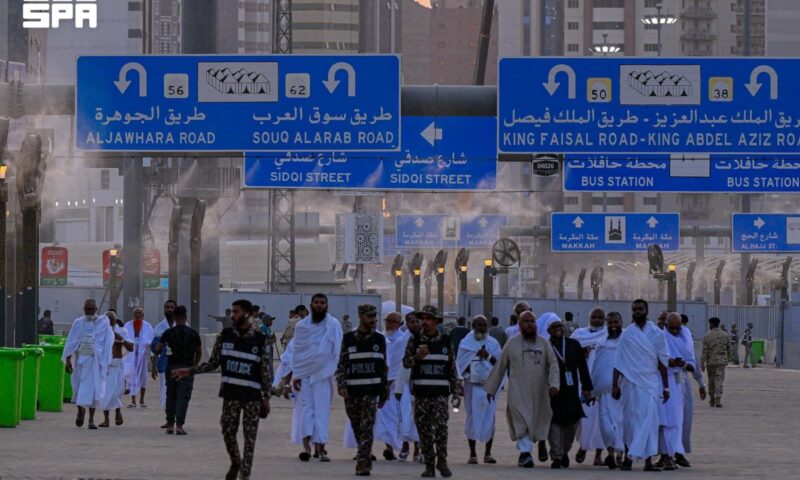 الحجاج يتوافدون على مشعر منى لقضاء يوم التروية