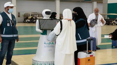 السعودية تطلق “روبوت وقاية” الذكي لتوعية الحجاج وتقديم الإرشادات الصحية بـ97 لغة