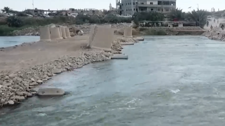 سوريا.. خروج  الجسر الترابي الذي يربط مدينة دير الزور بريفها عن الخدمة إثر ارتفاع منسوب “الفرات”-صور