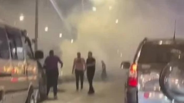 صدمت سيارتي ملاكي .. انقلاب ميكروباص أعلى كوبري سيدي جابر.. شاهد