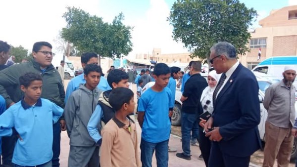 بمشاركة الشباب والرياضة.. سكرتير عام مطروح يتفقد قافلة «مطروح الخير» بقرية أم الرخم