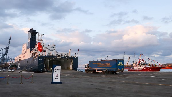 سفينه تتبع الخط الملاحة RoRo  تغادر ميناء دمياط