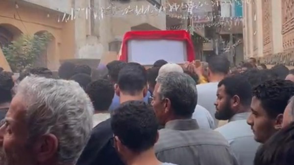 أهالى السيفا يشيعون جثمان ربة منزل لقيت مصرعها على يد زوجها.. صور