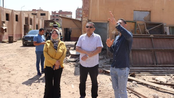 محافظ القليوبية يتفقد أعمال هدم مدخنة مخازن شركة قها للأغذية المحفوظة