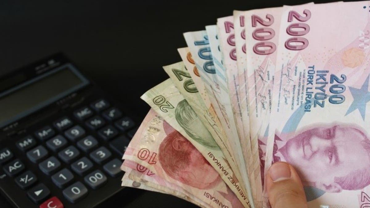 الليرة التركية تهبط إلى مستوى قياسي جديد بعد حكم قضائي ضد المعارضة