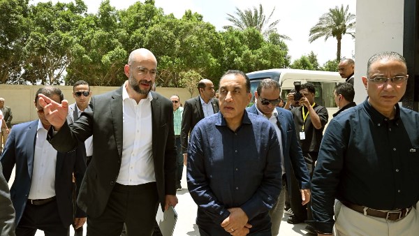 رئيس الوزراء يعقد اجتماعا مع أهالي نزلة السمان لمناقشة مخططات تطوير المنطقة