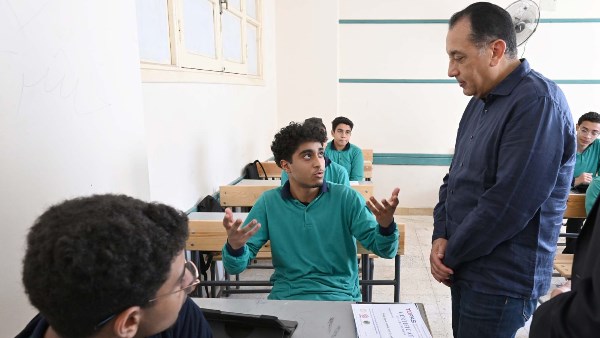 خدني جنبك على الديسك .. حوار أبوي بين مدبولي وطالب