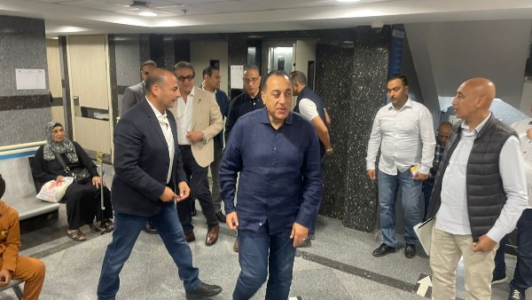 مدبولي لطالبات مدرسة ببولاق الدكرور: “إيه رأيكم في المنصة؟ متخافوش من الوزير”