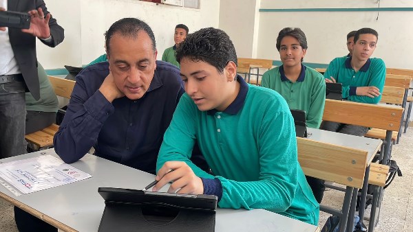 مدبولي لـ طالب ثانوي: “عمرك سمعت عن البورصة”