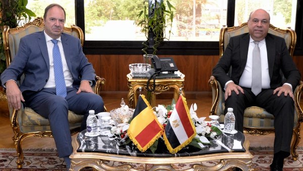 وزير الطيران يبحث مع سفير بلجيكا فرص تعزيز الربط الجوي بين البلدين