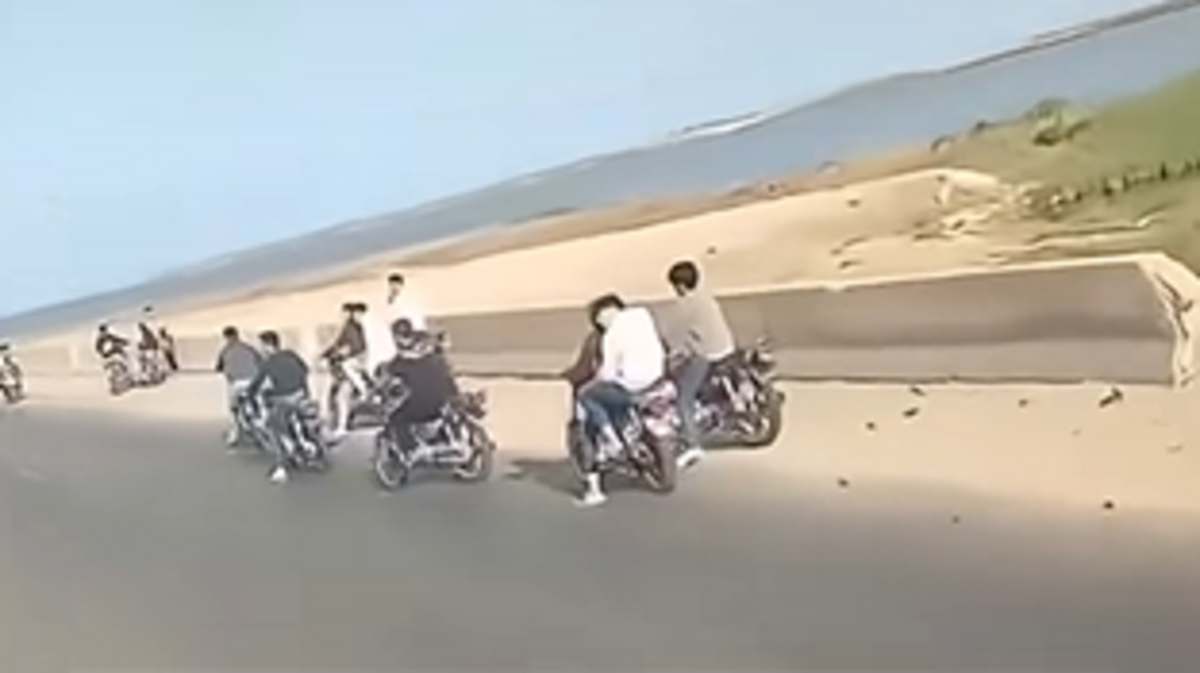 سباق للدراجات النارية يثير الجدل في مصر ويسقط العشرات في قبضة الأمن