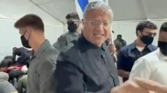إدانات لوزير الأمن الإسرائيلي بعد سخريته من ناشطين في “أسطول الصمود” وهم مقيّدو الأيدي، وإسرائيل تستعد لترحيلهم